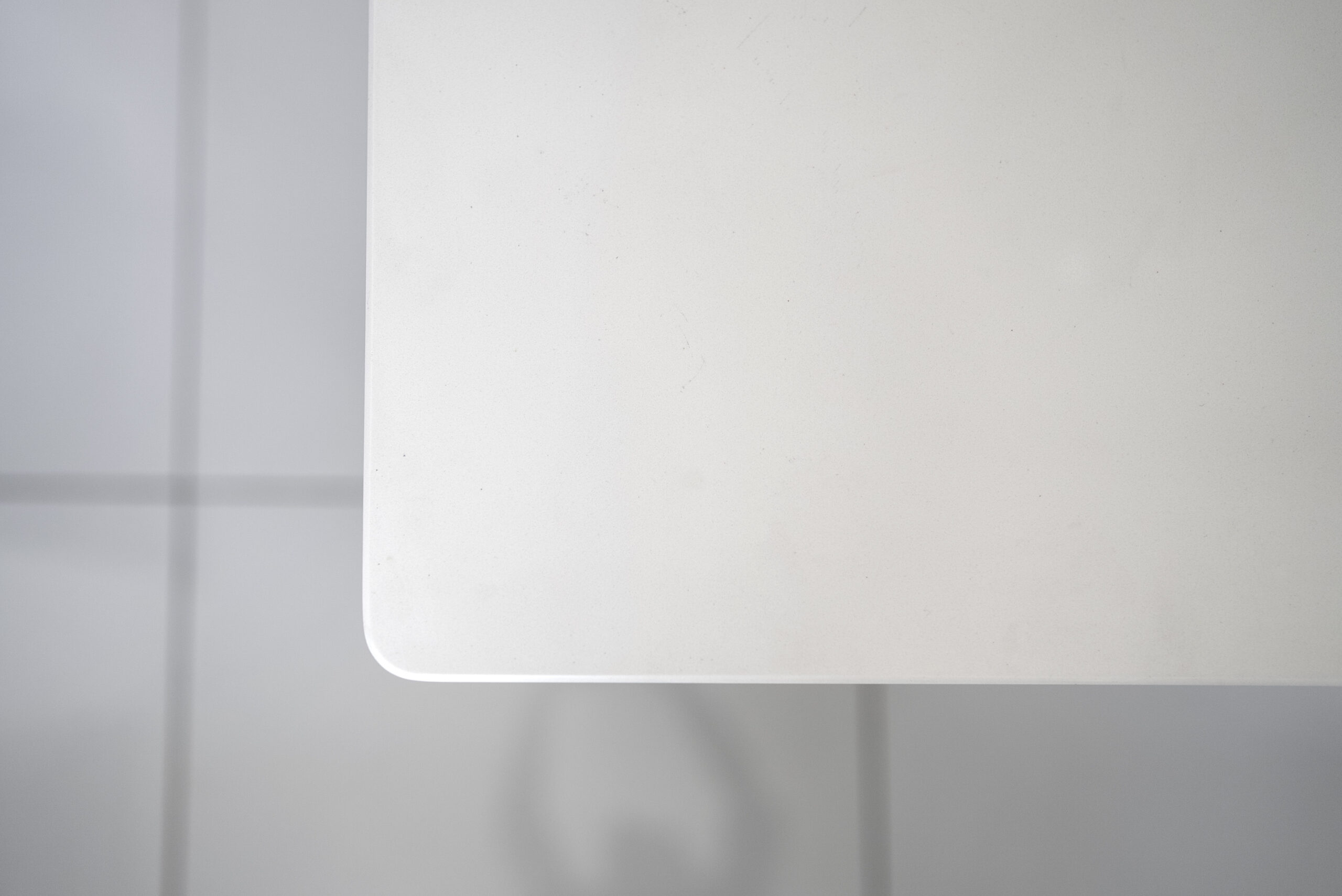 Classic White Quartz worktop corner close-up showing a rounded edge and smooth white finish