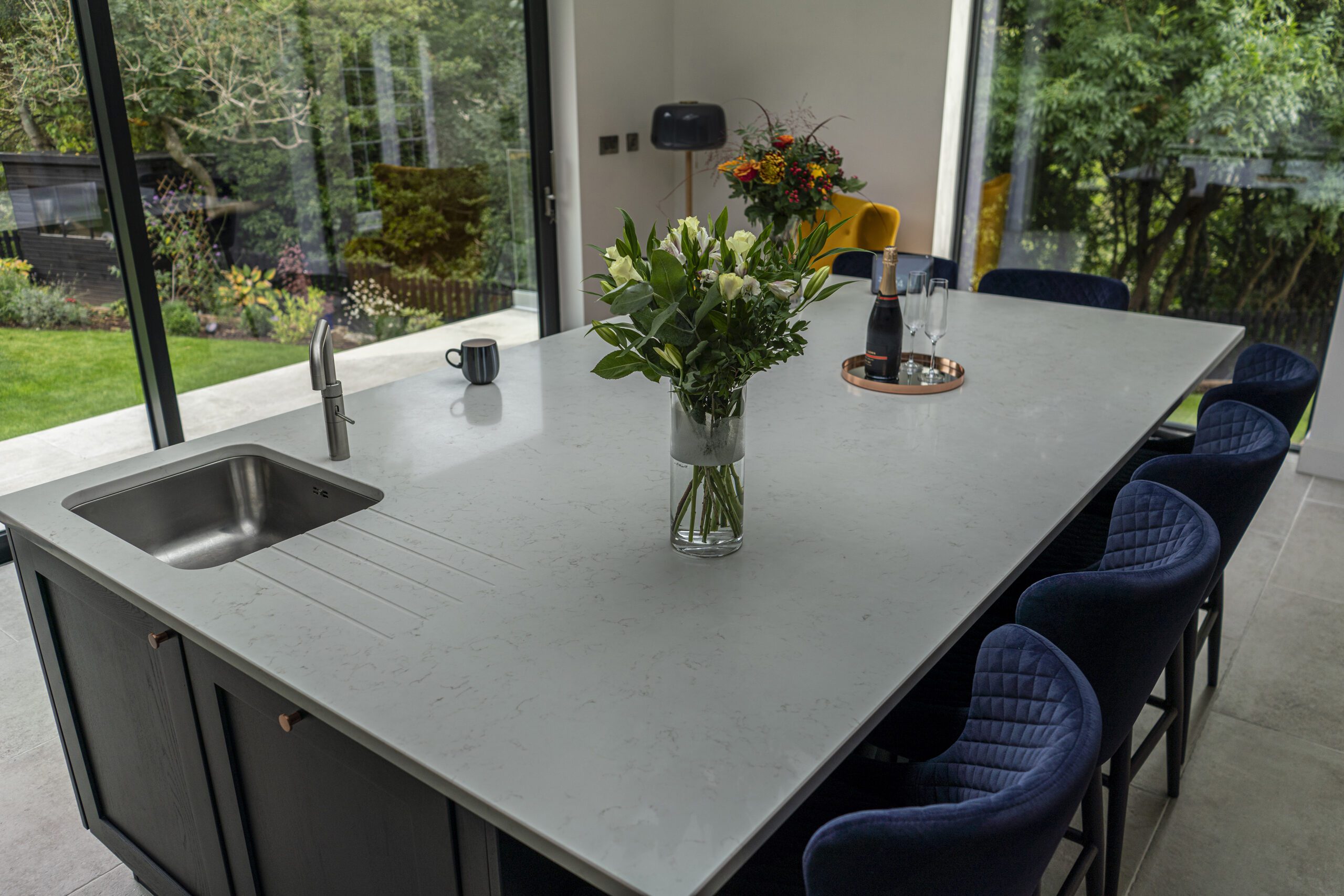 Modern kitchen with Carrara Quartz worktops and light grey veining