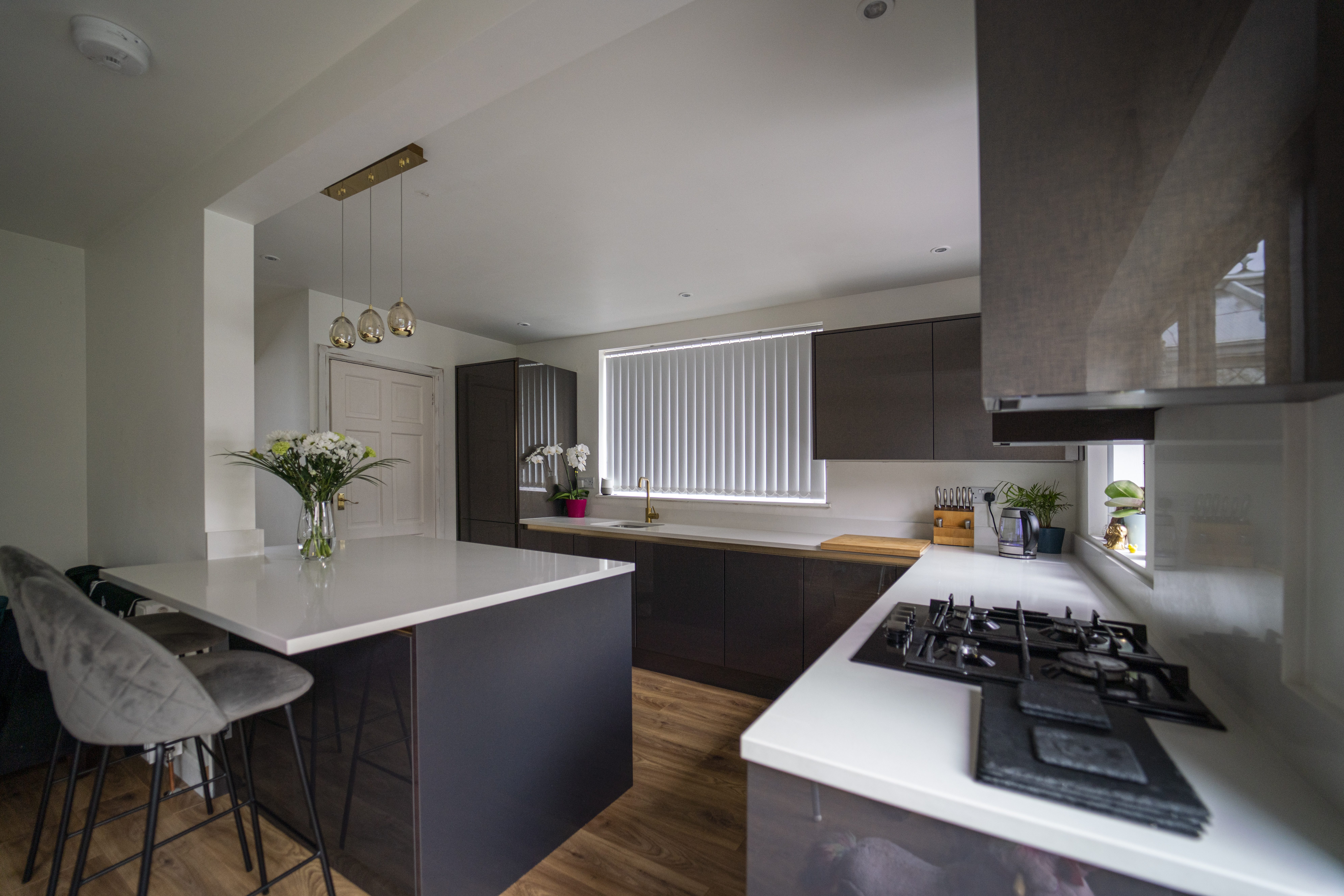 Kitchen island and cooking area finished with Imperial White Quartz worktops and a gas hob